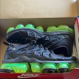 Nike Kids Black Sneakers with Neon Green Soles
